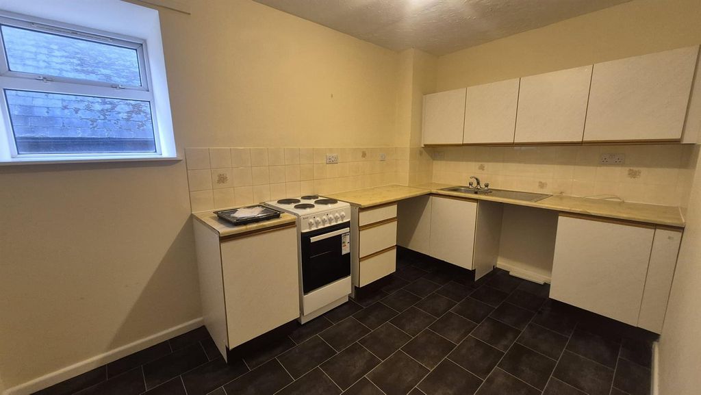 Additional image 4 of 2 bed flat to rentMain Street, Pembroke SA71