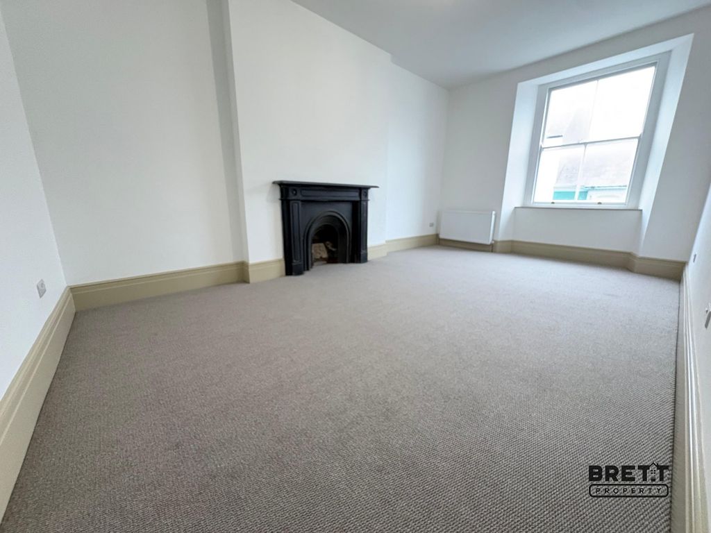 Additional image 4 of 2 bed flat to rentFlat 1, 27 Main Street, Pembroke, Pembrokeshire. SA71