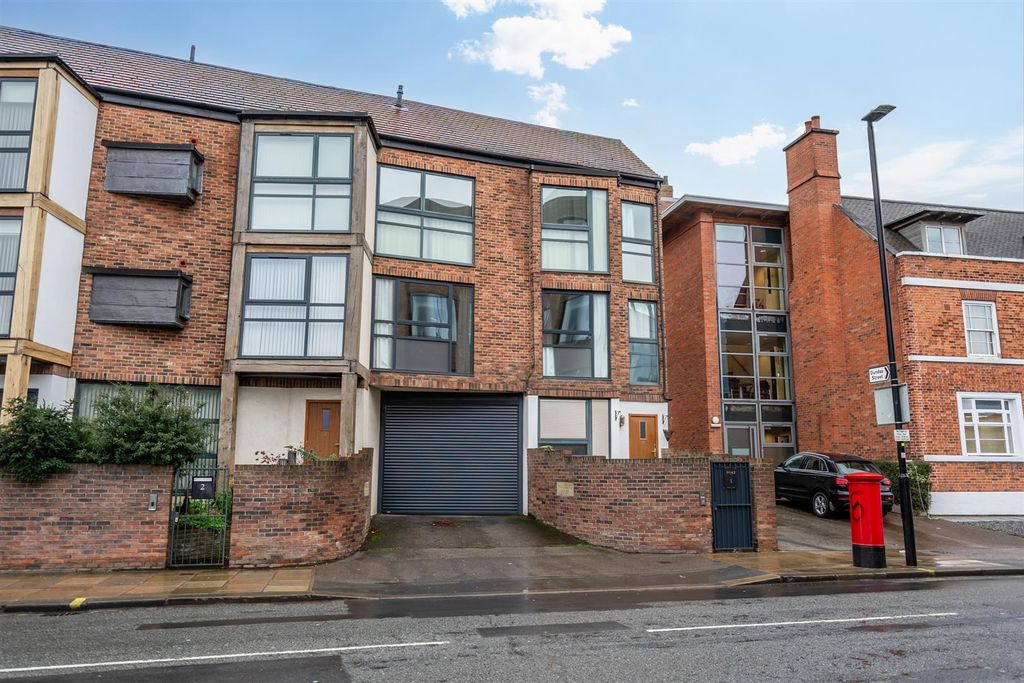 4 bed end terrace house to rentPeaseholme Court, The Stonebow, York YO1