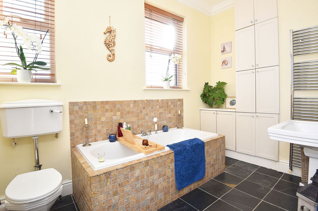 Additional image 12 of 5 bed property to rentWest End Avenue, Harrogate HG2