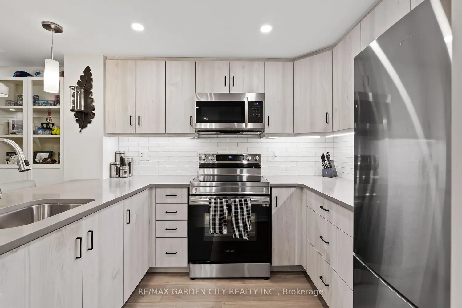 Additional image 4 of 3998 Victoria Avenue 105