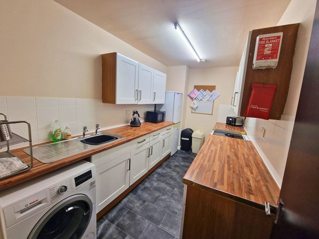 Additional image 9 of 6 bed flat to rentHolly Bank, Leeds LS6