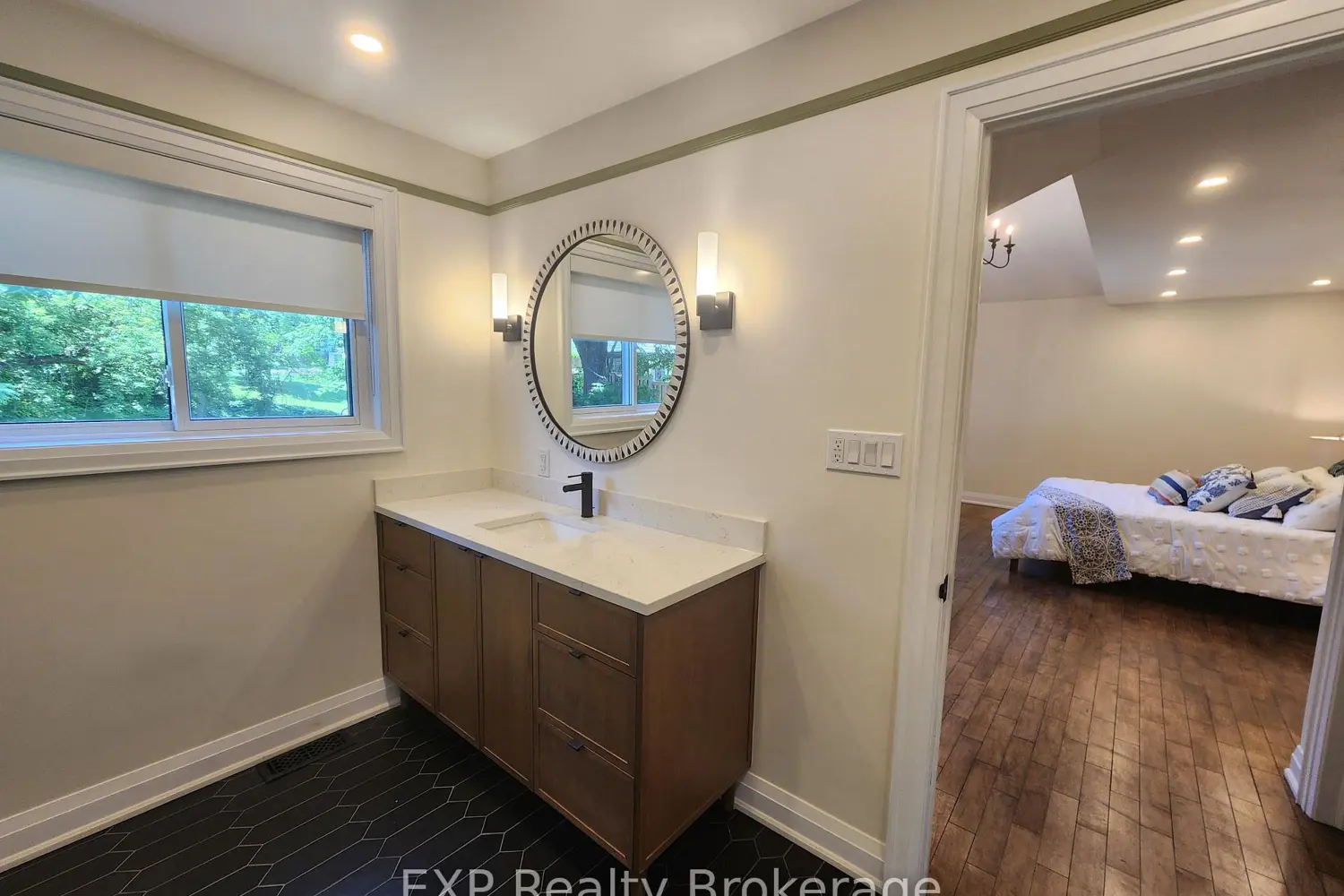 Additional image 18 of 2019 Dundas Street