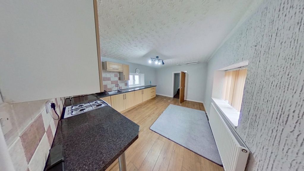 2 bed flat to rentHowell Street, Cilfynydd CF37 photo 2