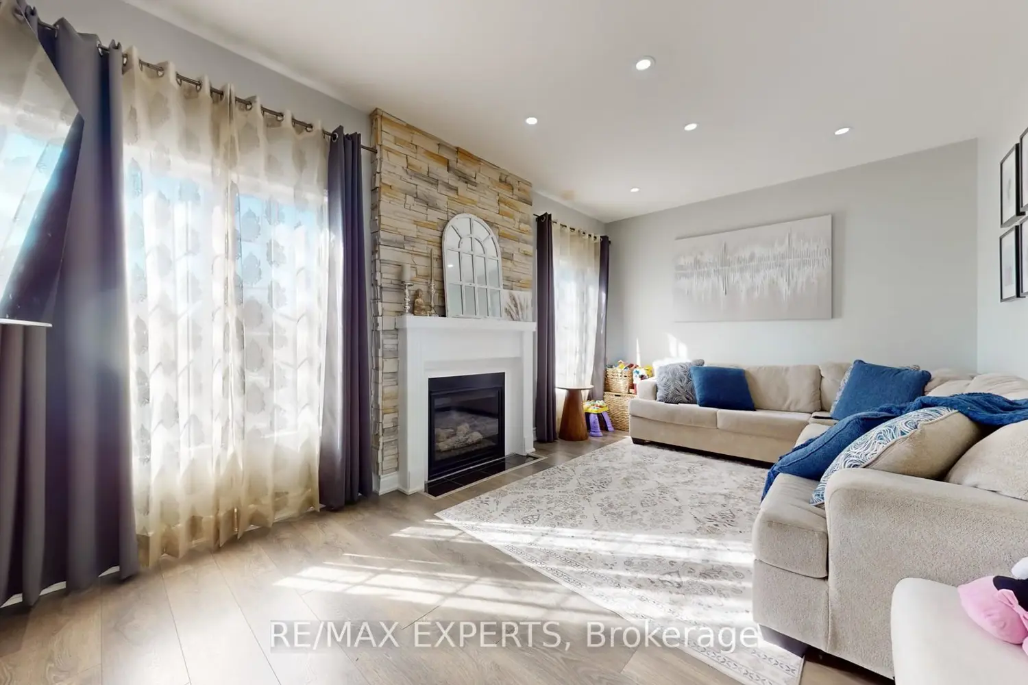 Additional image 3 of 2 Personna Circle