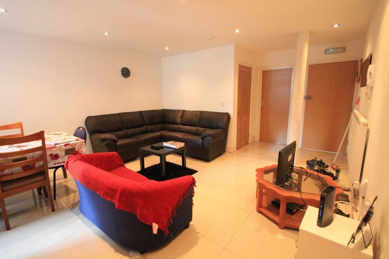 6 bed flat to rentMiskin Street, Cardiff CF24