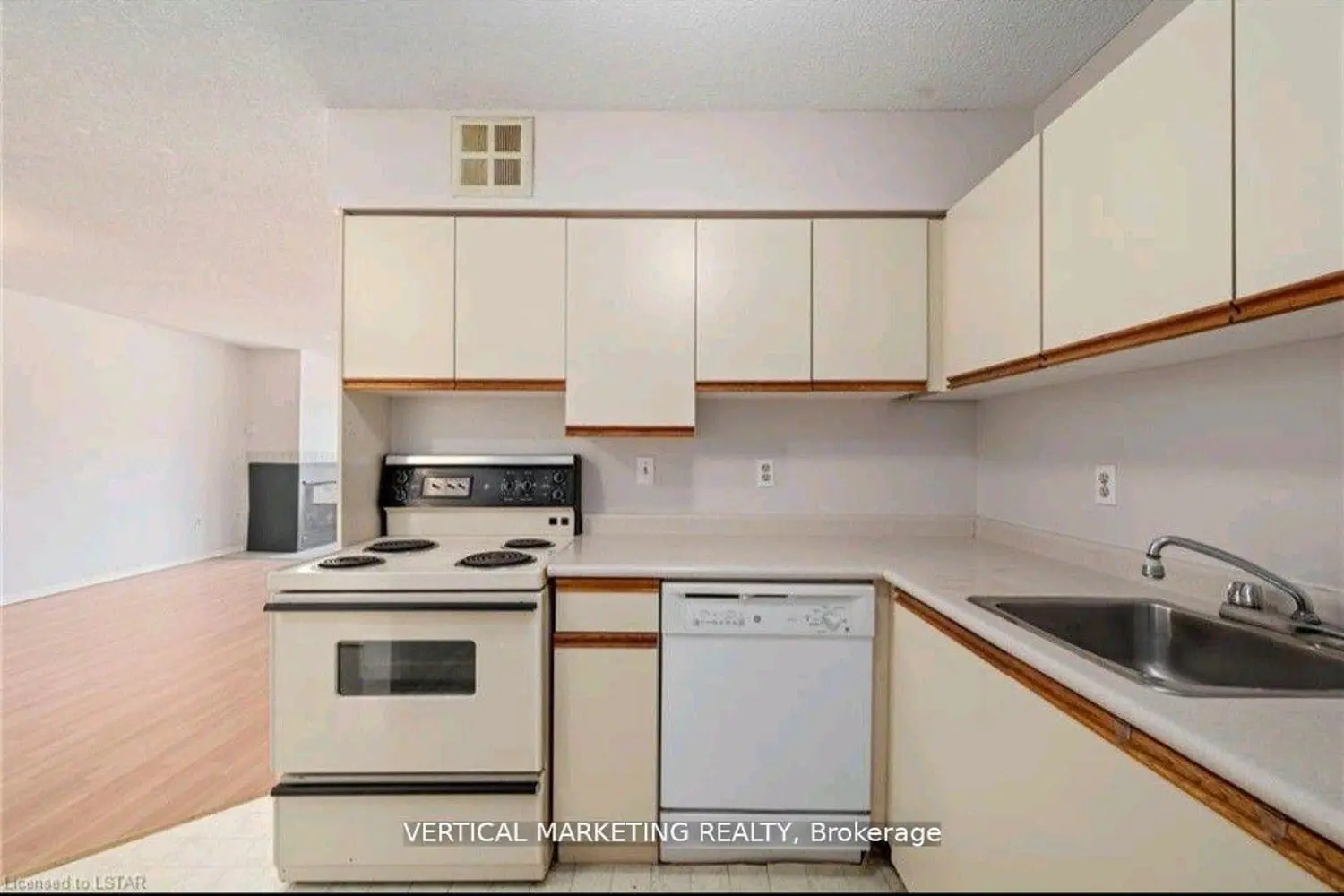 1 Jacksway Crescent 208 photo 4