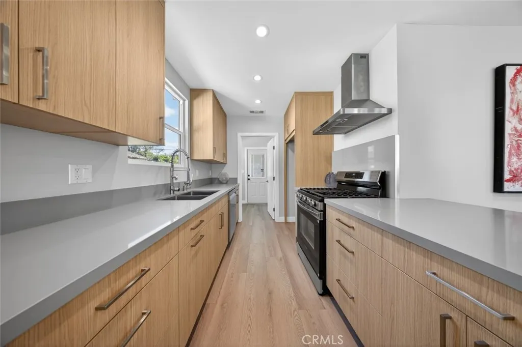 Additional image 5 of 6820 Jellico Avenue, Lake Balboa, CA 91406