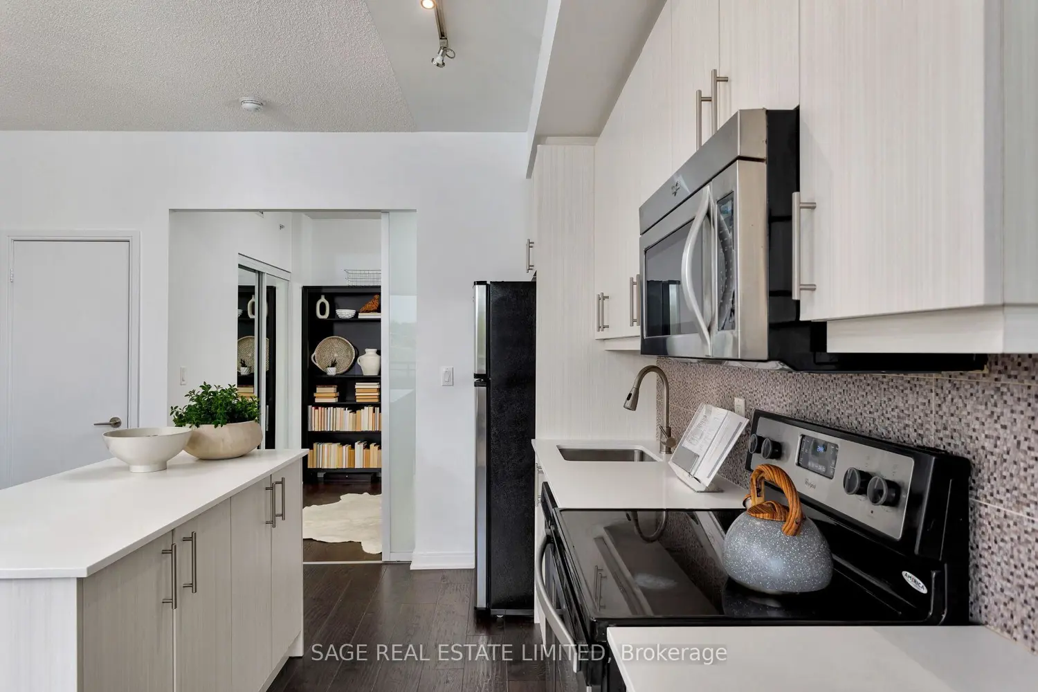 Additional image 5 of 760 The Queensway 401
