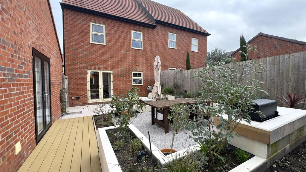 Additional image 19 of 4 bed semi-detached house to rentHughlings Close, Green Hammerton, York YO26