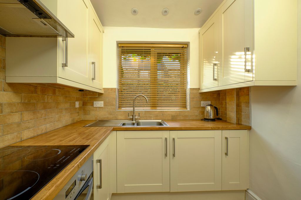 Additional image 3 of 4 bed terraced house to rentDuchy Grove, Harrogate HG2