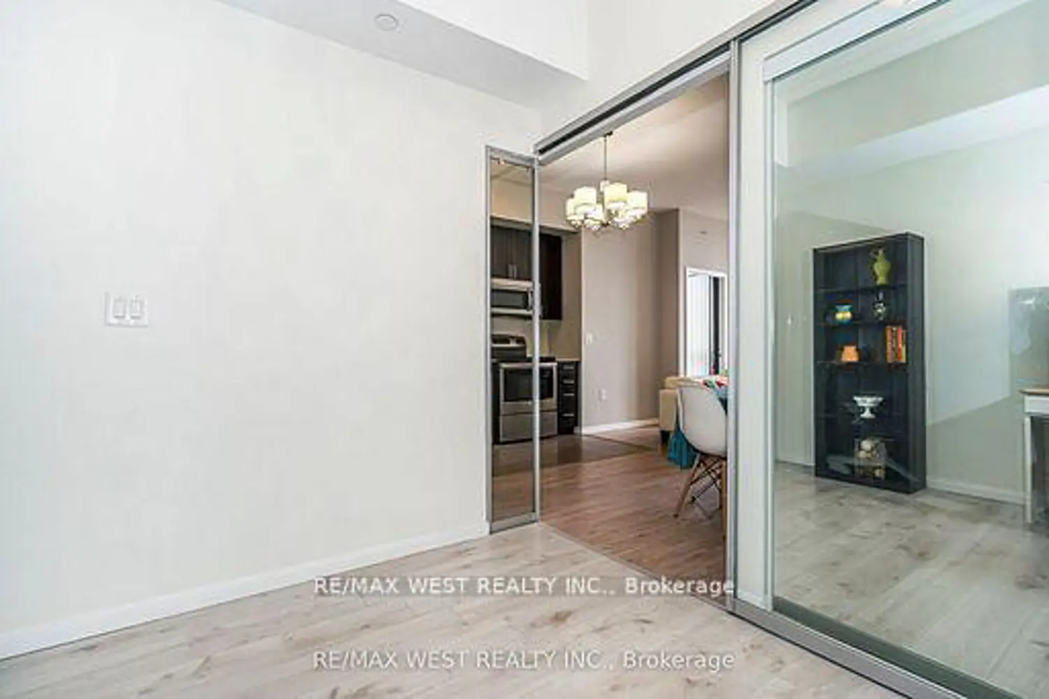 Additional image 10 of 830 Lawrence Avenue 830