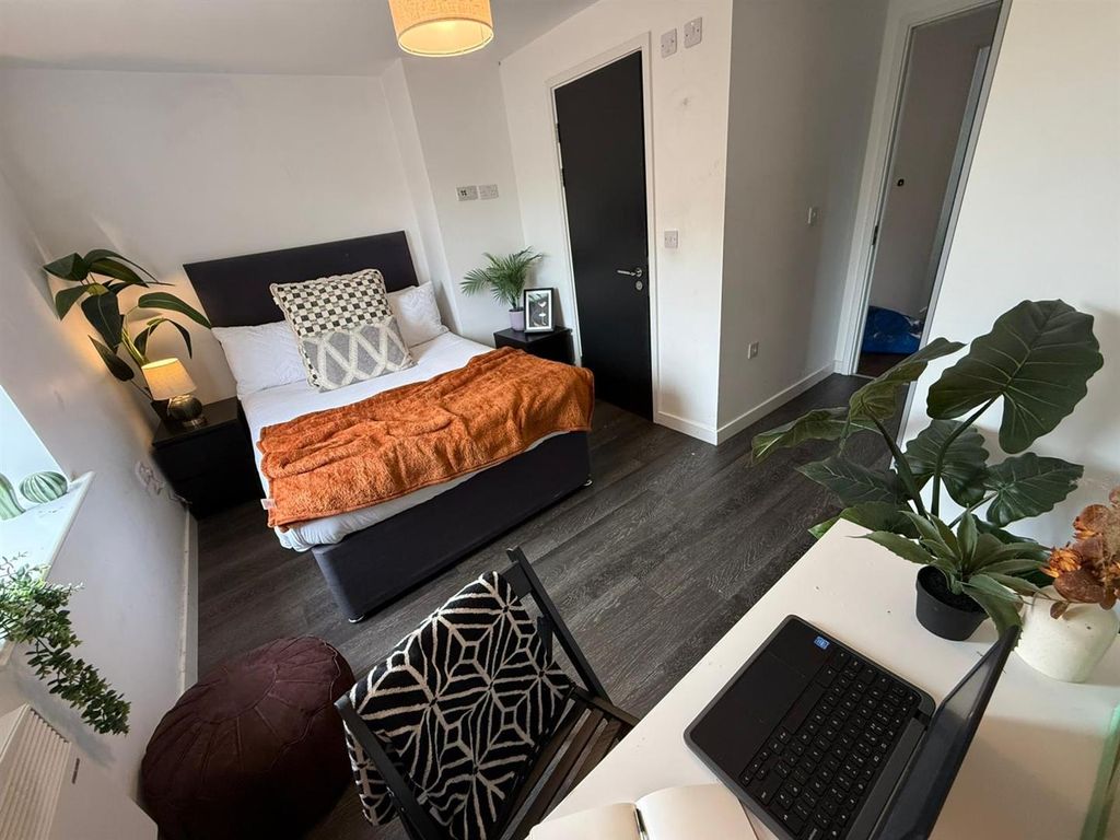 6 bed flat to rentHyde Terrace, Leeds LS2 photo 5