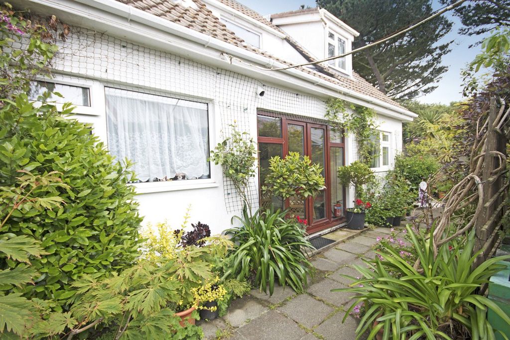 2 bed semi-detached house to rentRue De La Bataille, St Saviour's GY7