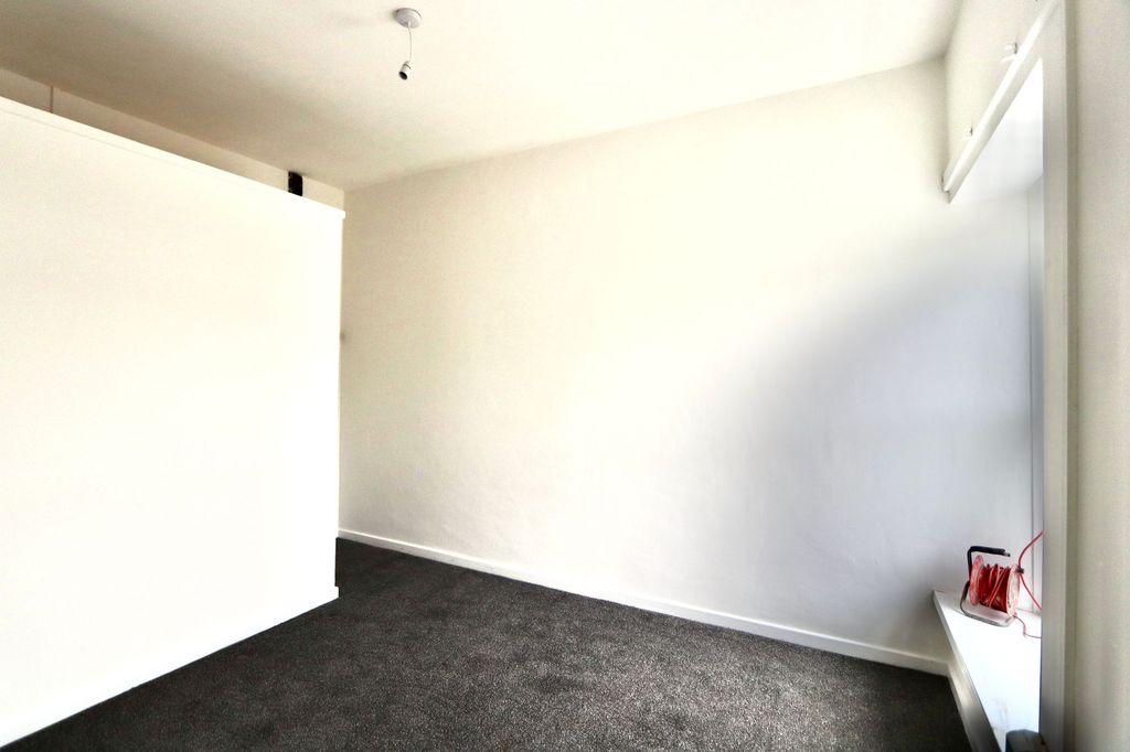 Additional image 5 of 1 bed flat to rentFlat 4, 50 High Street, Fleur-De-Lis, Blackwood NP12