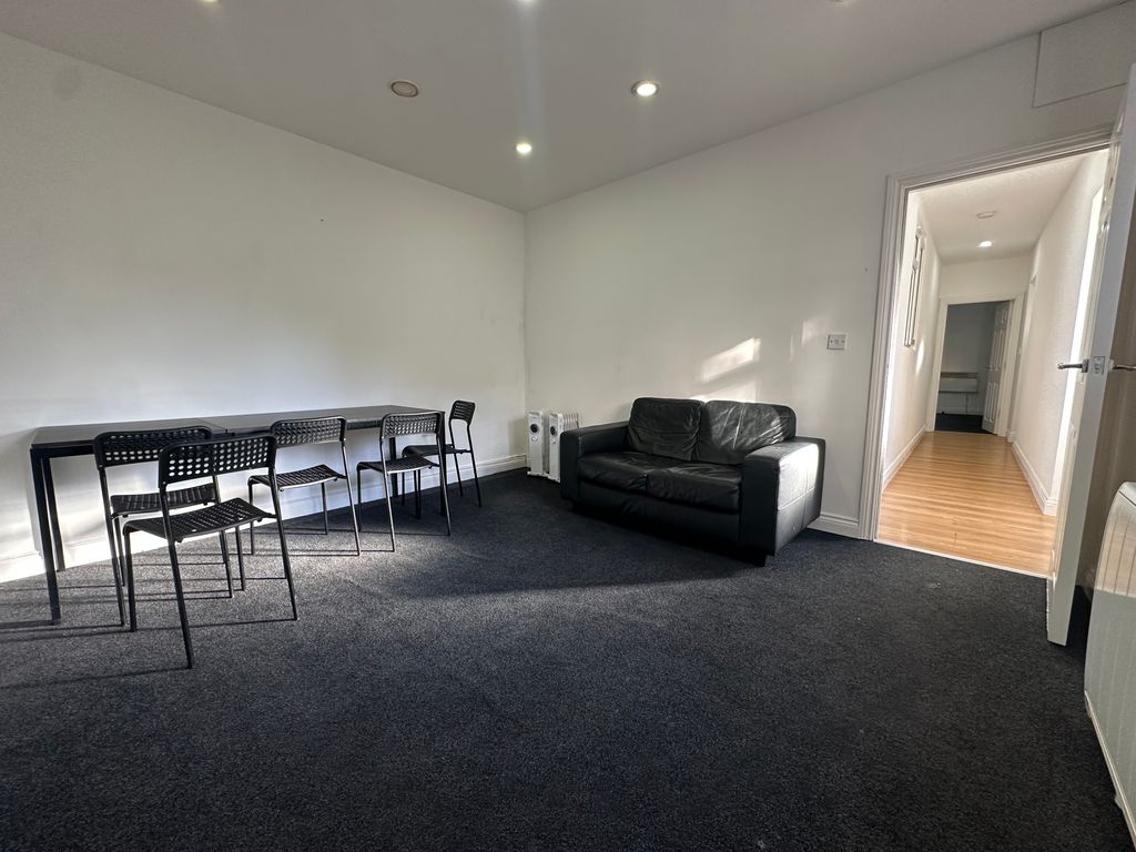 Additional image 10 of 3 bed flat to rentWestcotes Drive, Leicester LE3