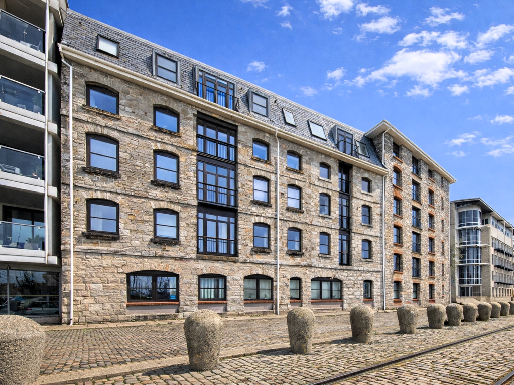 2 bed flat to rentHawkers Avenue, Sutton Harbour PL4 photo 2