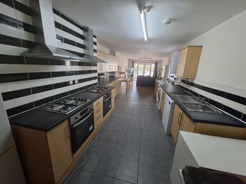 8 bed shared accommodation to rentMiskin Street, Cardiff CF24 photo 3