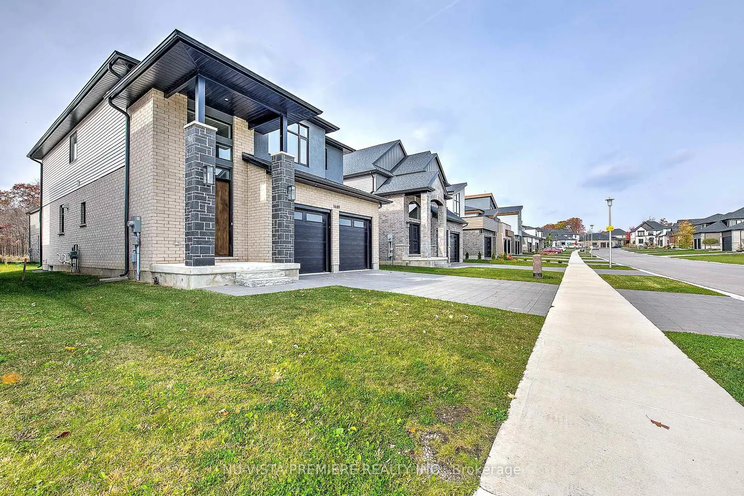 1689 Brayford Avenue photo 2