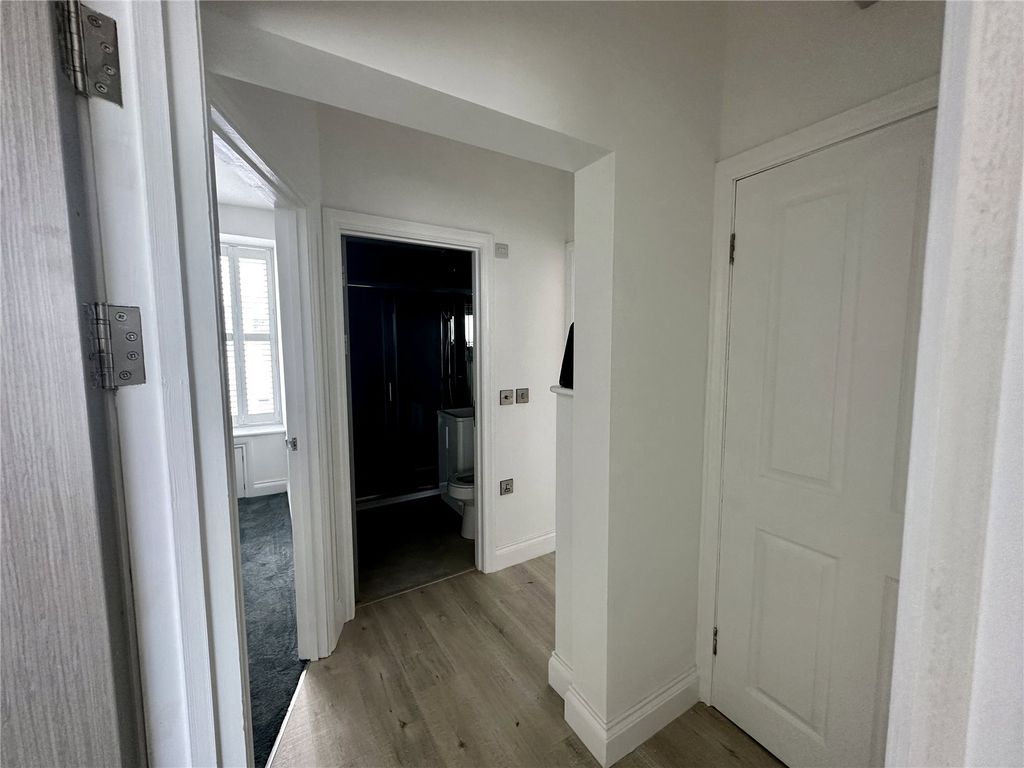 Additional image 2 of 2 bed flat to rentFlat 8, Islay Court, Victoria Street, Tenby SA70