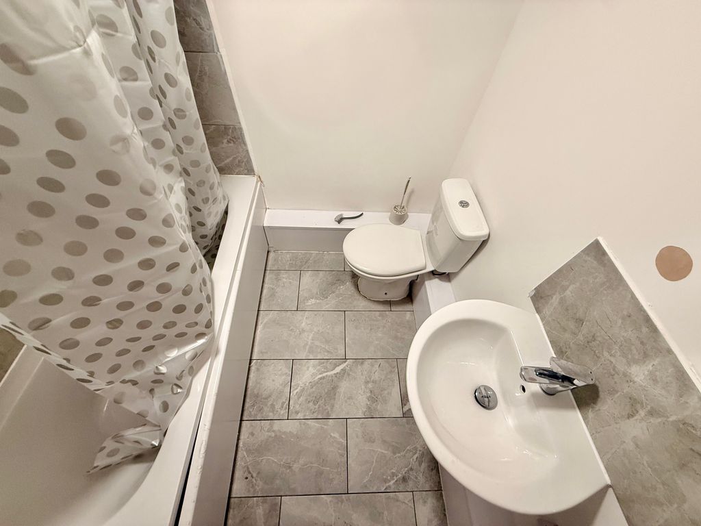 Additional image 10 of 2 bed flat to rentSilver Street, Kettering NN16