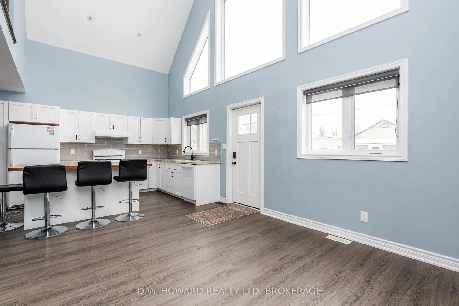 12 Loomis Crescent photo 3