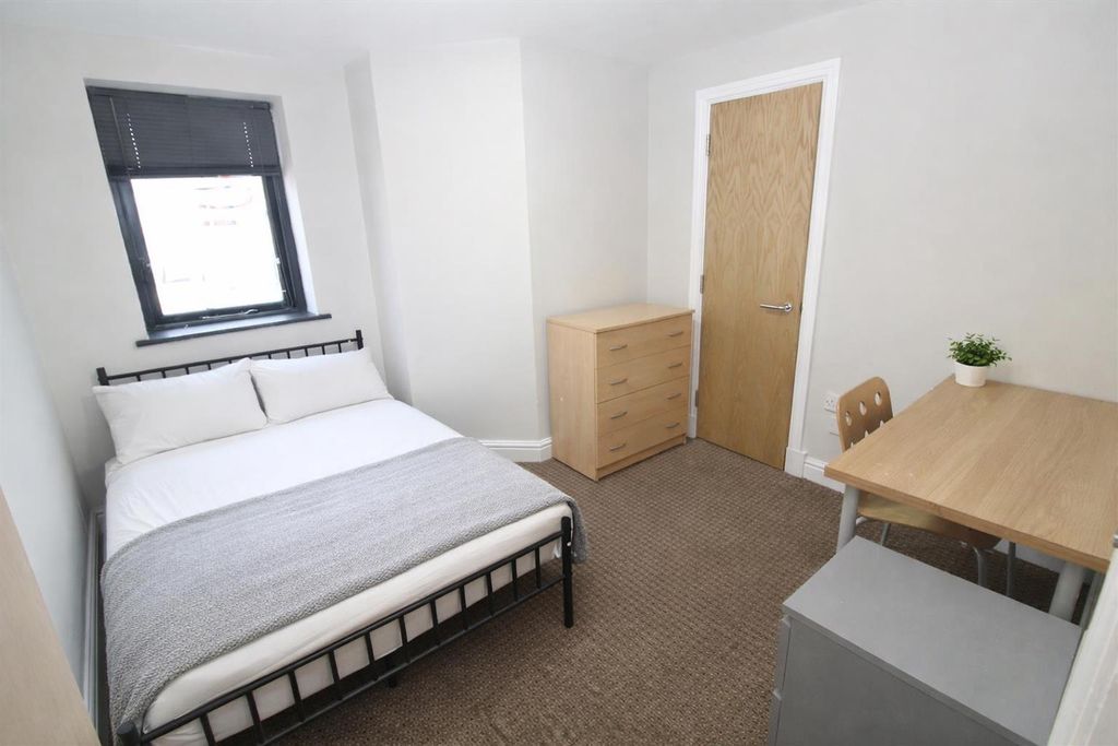 5 bed flat to rentDarran Street, Cathays, Cardiff CF24