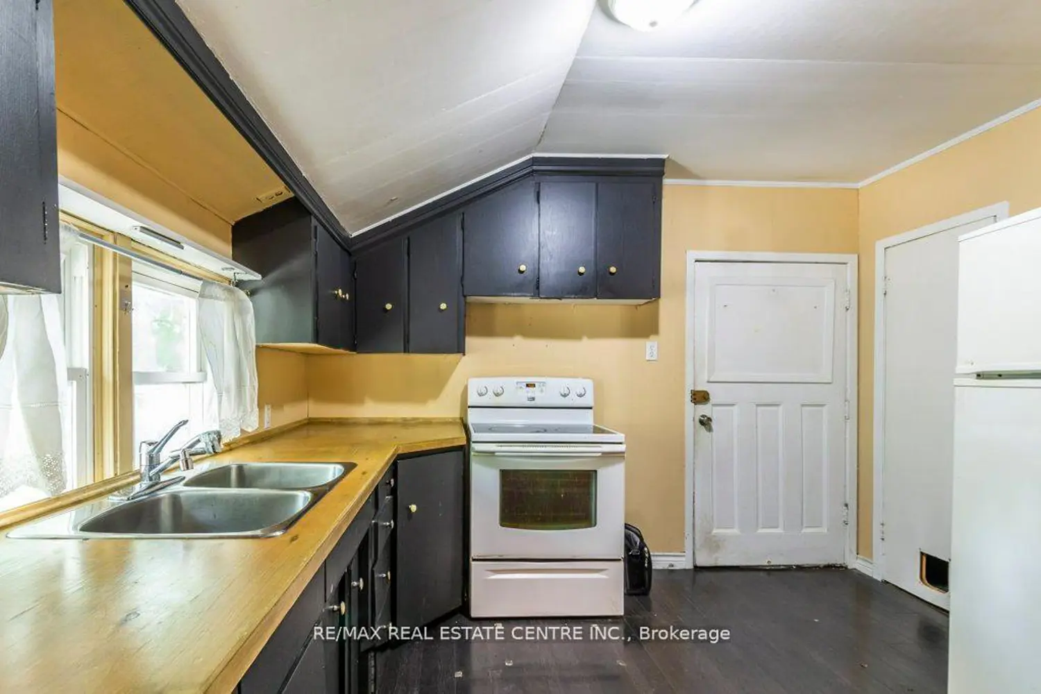 Additional image 16 of 215-217 Queen Street