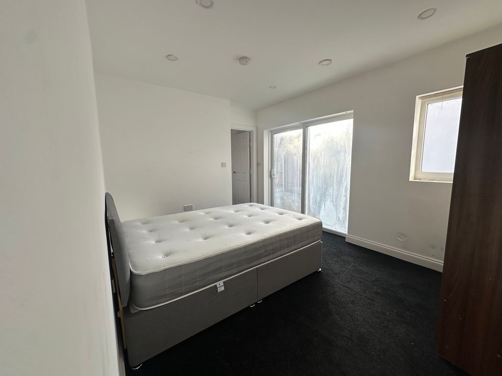 Additional image 5 of 3 bed flat to rentWestcotes Drive, Leicester LE3
