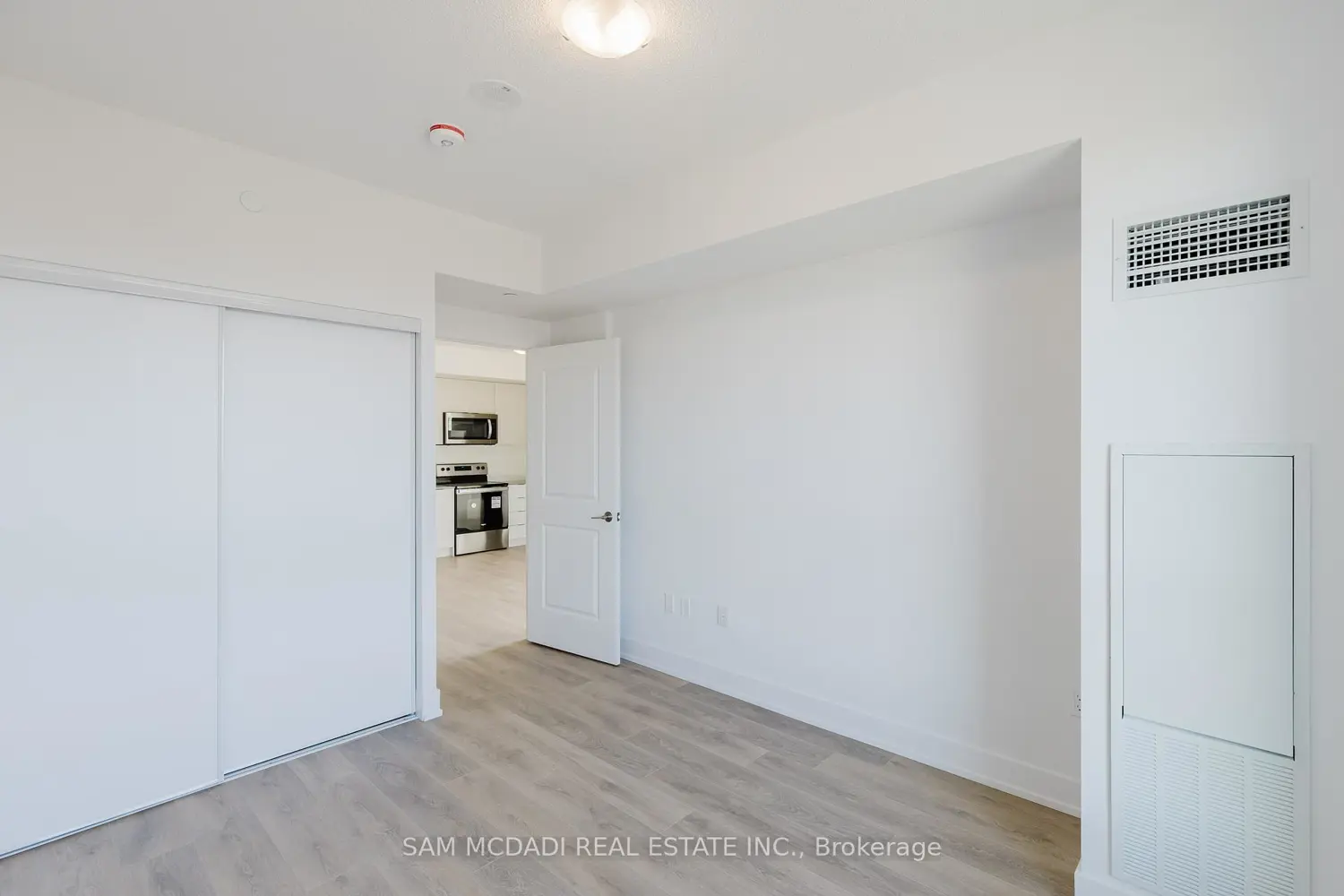 Additional image 7 of 202 Burnhamthorpe Road 2003