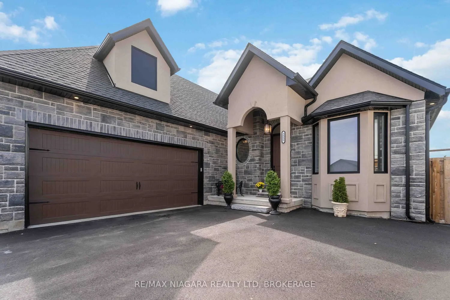 3555 Canfield Crescent photo 4