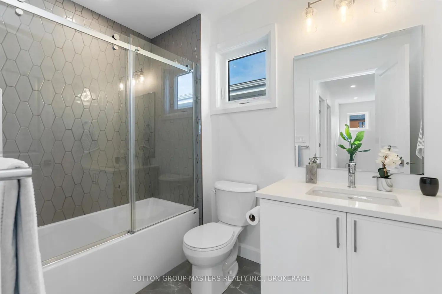 Additional image 16 of 204 Superior Drive