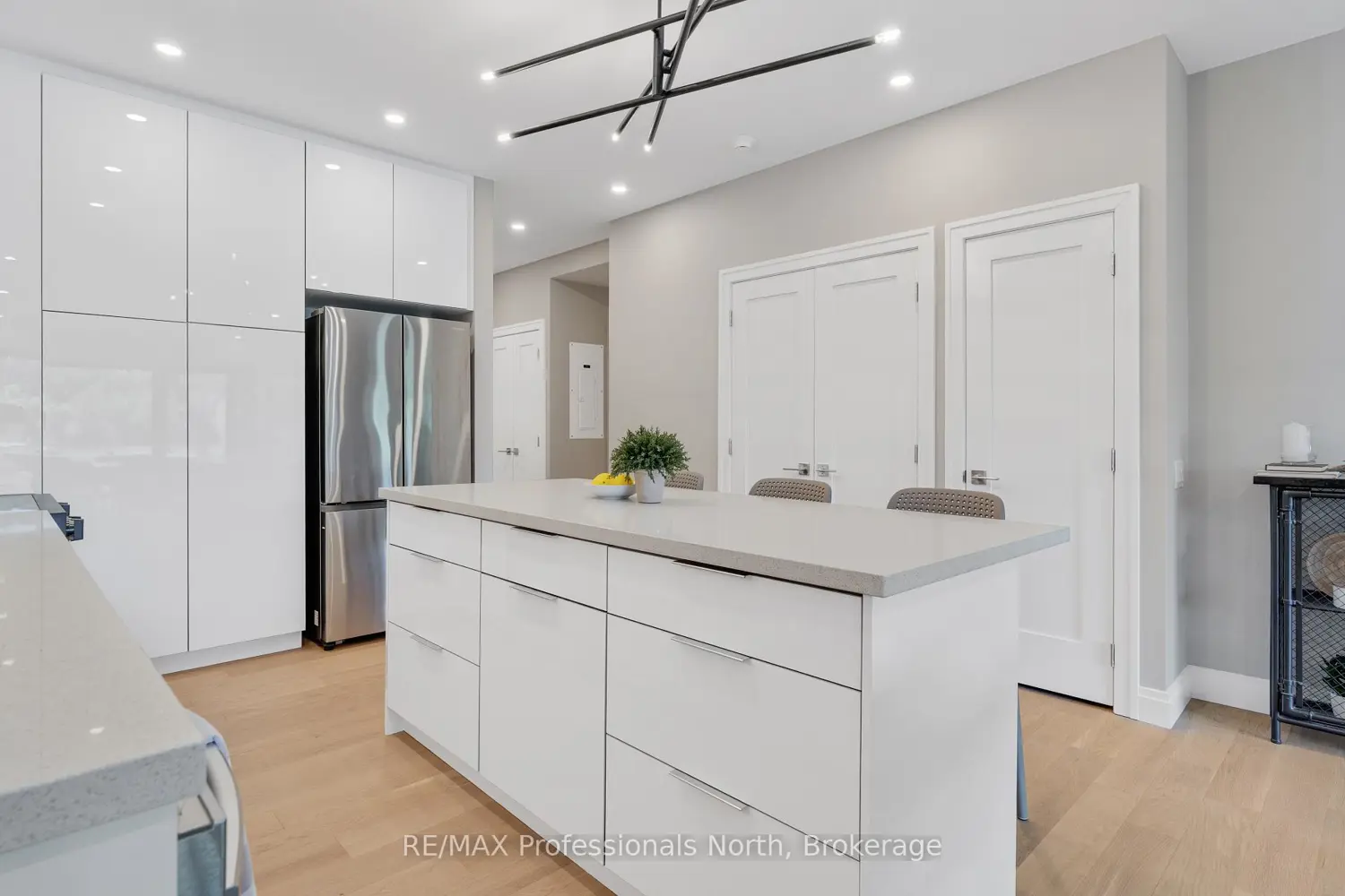 Additional image 4 of 32 Brunel Road 102