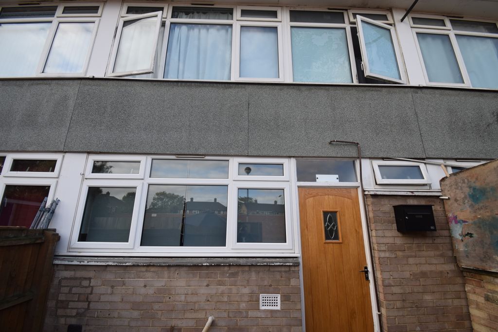 4 bed maisonette to rentNorthfields NR4 photo 3