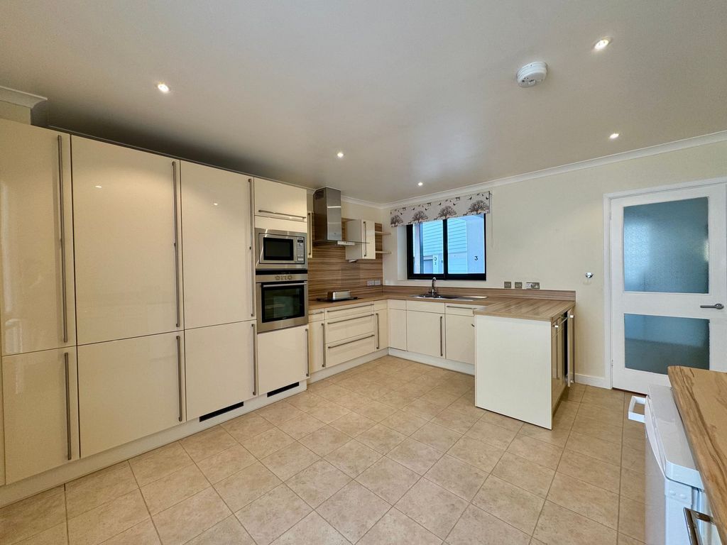 Additional image 12 of 2 bed flat to rent3 Vaucluse Court, St Helier JE2
