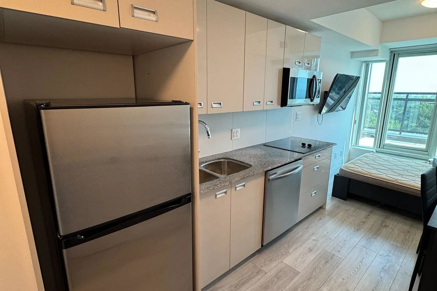 Additional image 3 of 652 Princess Street 902