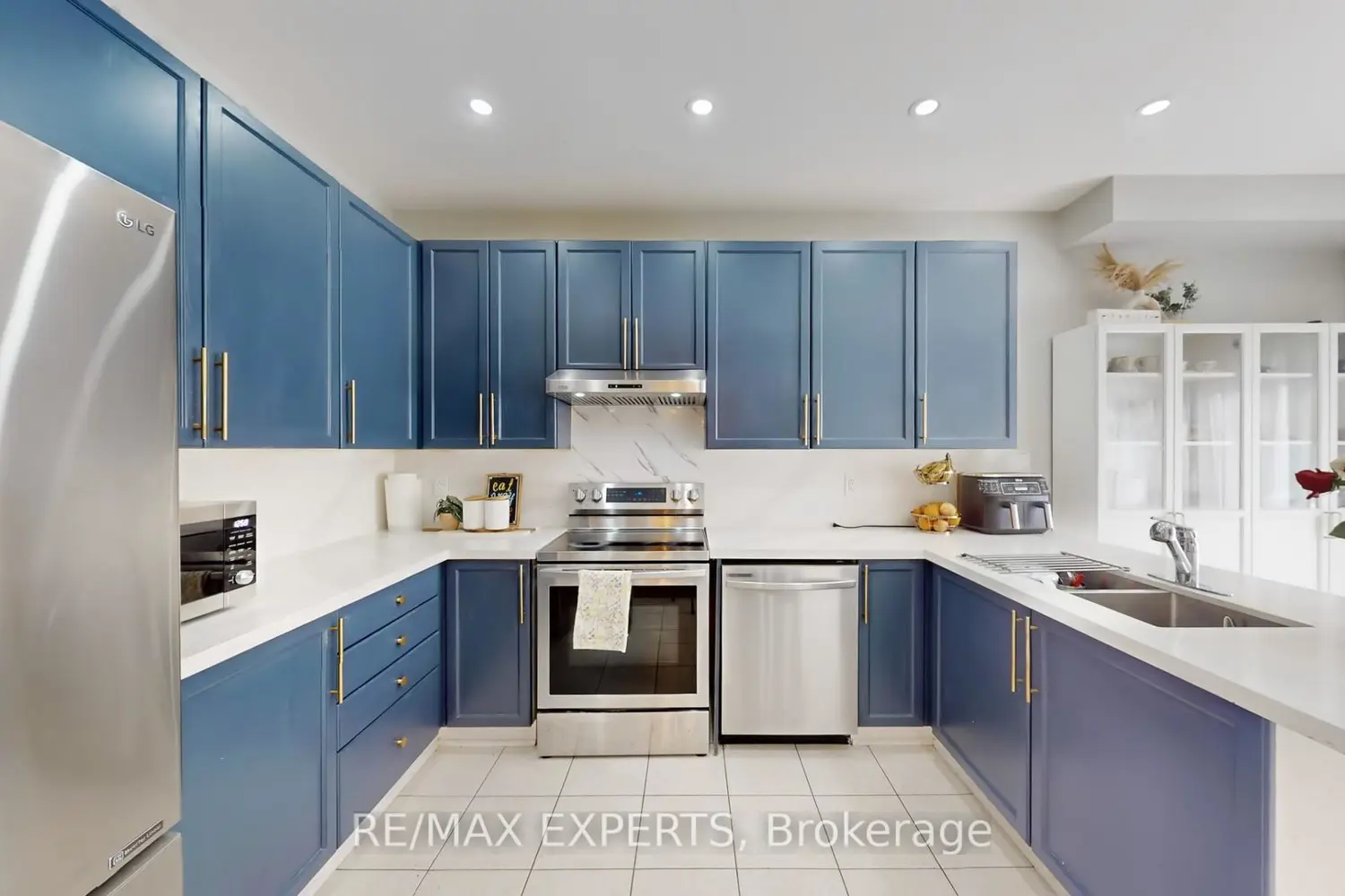 Additional image 7 of 2 Personna Circle