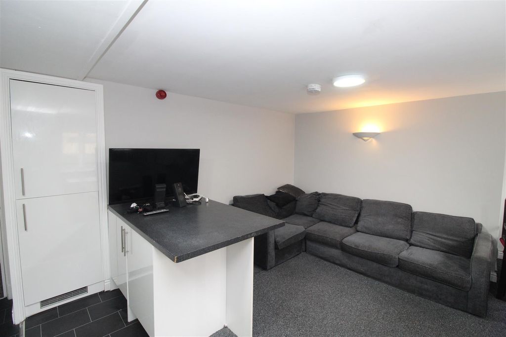 8 bed flat to rentRhymney Terrace, Cathays, Cardiff CF24
