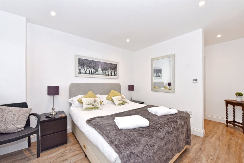 Additional image 13 of 4 bed detached house to rentBinfield Heath, Henley-On-Thames, Oxfordshire RG9