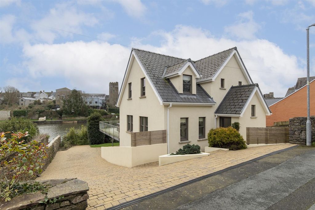 Additional image 2 of 4 bed property to rentParadise Row, Pembroke SA71