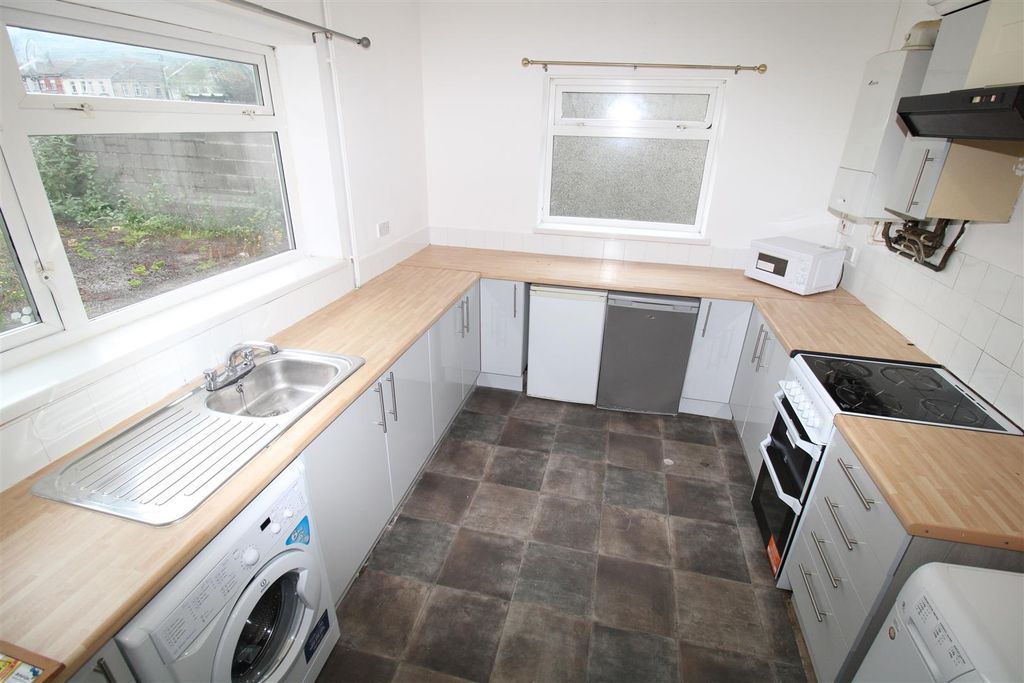4 bed end terrace house to rentOxford Street, Treforest CF37