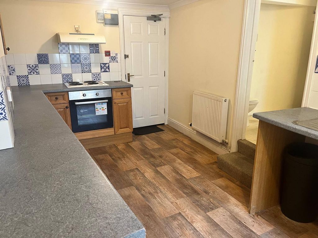 2 bed flat to rentHaverfordwest SA61 photo 4
