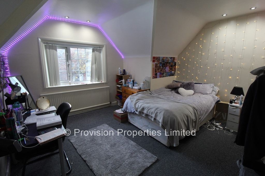 8 bed semi-detached house to rentSt. Michaels Villas, Headingley, Leeds LS6