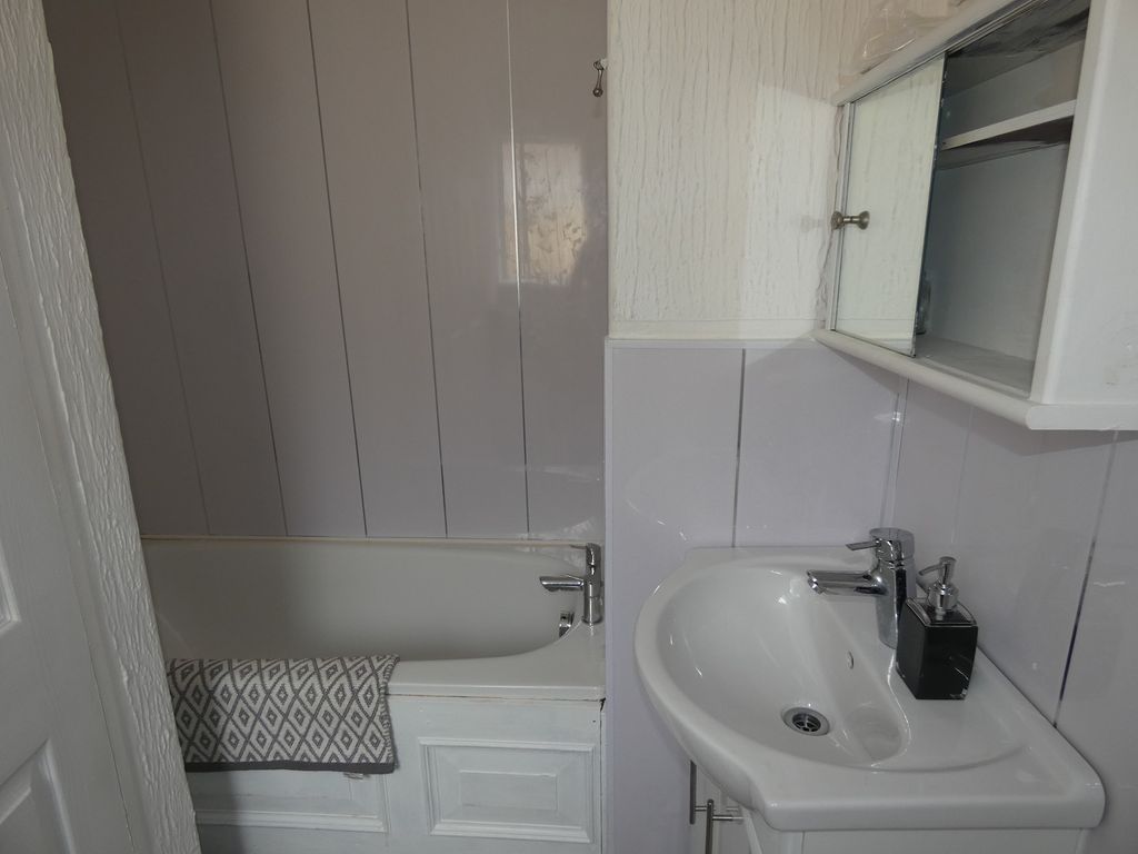 Additional image 5 of 1 bed flat to rent95B Cimla Road, Neath, Neath Port Talbot. SA11