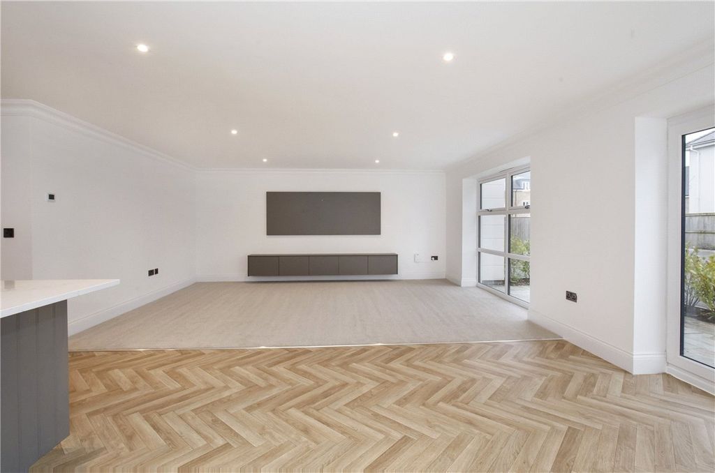 Additional image 4 of 2 bed flat to rentWayside Crescent, Harrogate, North Yorkshire HG2