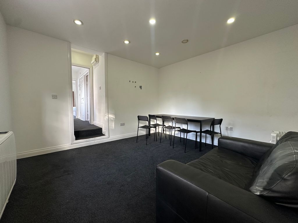 Additional image 11 of 3 bed flat to rentWestcotes Drive, Leicester LE3