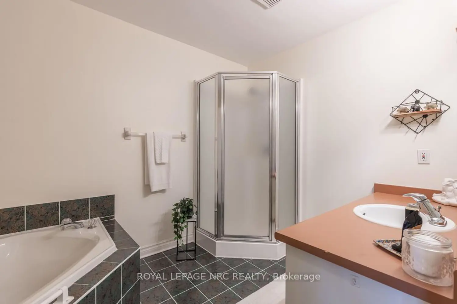 Additional image 12 of 1 Lakeside Drive 13