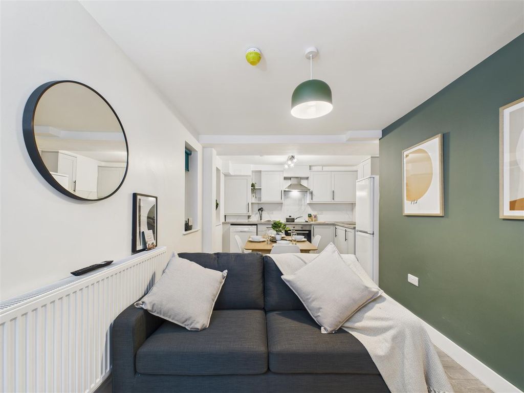 4 bed flat to rentFlat 1A, Canal Bridge BA2 photo 2