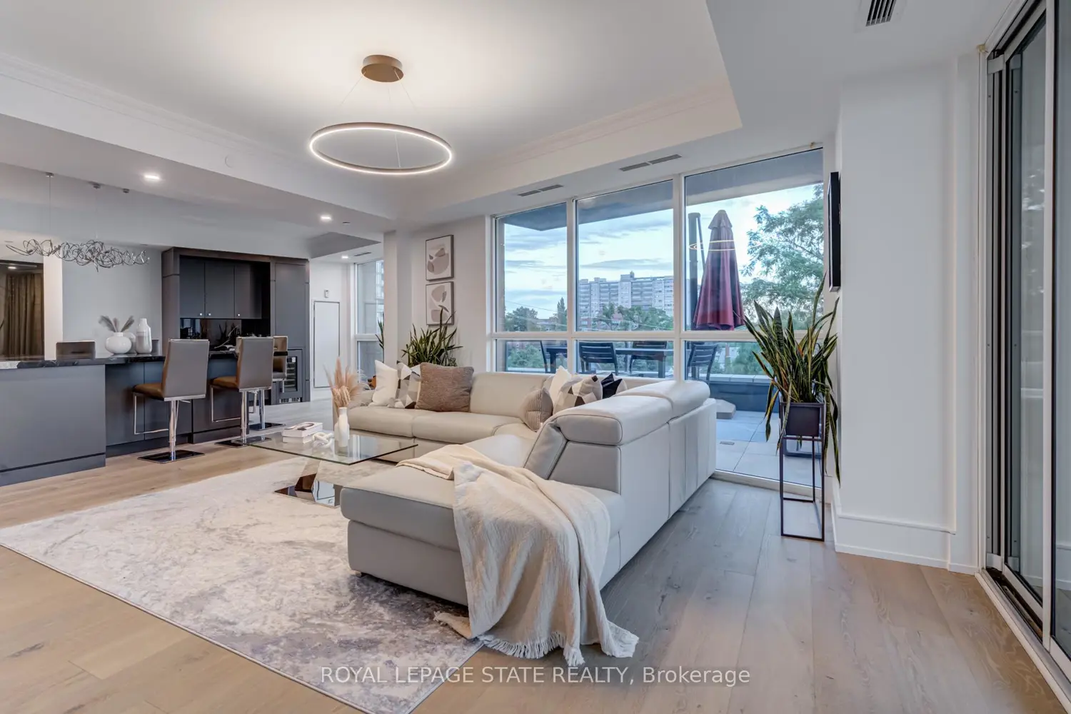 Additional image 3 of 2060 Lakeshore Road 308