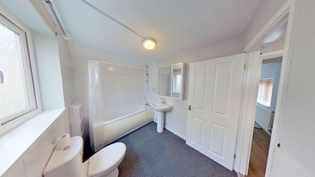 2 bed flat to rentHowell Street, Cilfynydd CF37 photo 5